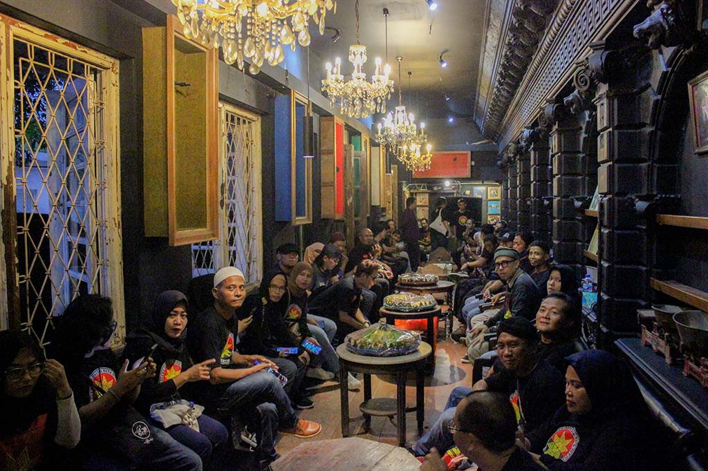 Kegiatan bagi-bagi takjil gratis dimulai pada pukul 18.30. Sebanyak 200 box makanan dibagikan secara gratis kepada masyarakat yang melintas di kawasan Wisma Dewa 19 di Pinang Mas, Pondok indah, Jakarta Selatan.