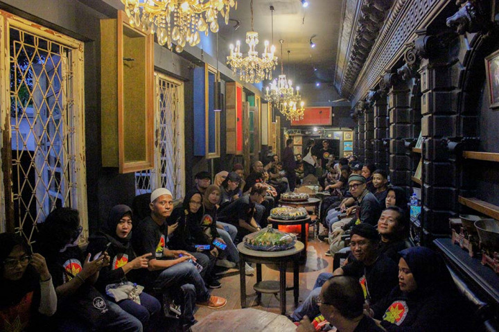 Kegiatan bagi-bagi takjil gratis dimulai pada pukul 18.30. Sebanyak 200 box makanan dibagikan secara gratis kepada masyarakat yang melintas di kawasan Wisma Dewa 19 di Pinang Mas, Pondok indah, Jakarta Selatan.