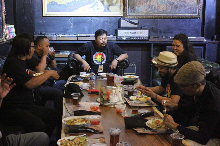 Usai pembagian takjil gratis, kegiatan dilanjutkan dengan buka bersama dengan sajian makanan yang telah disiapkan dari Wisma Dewa 19 Restography.