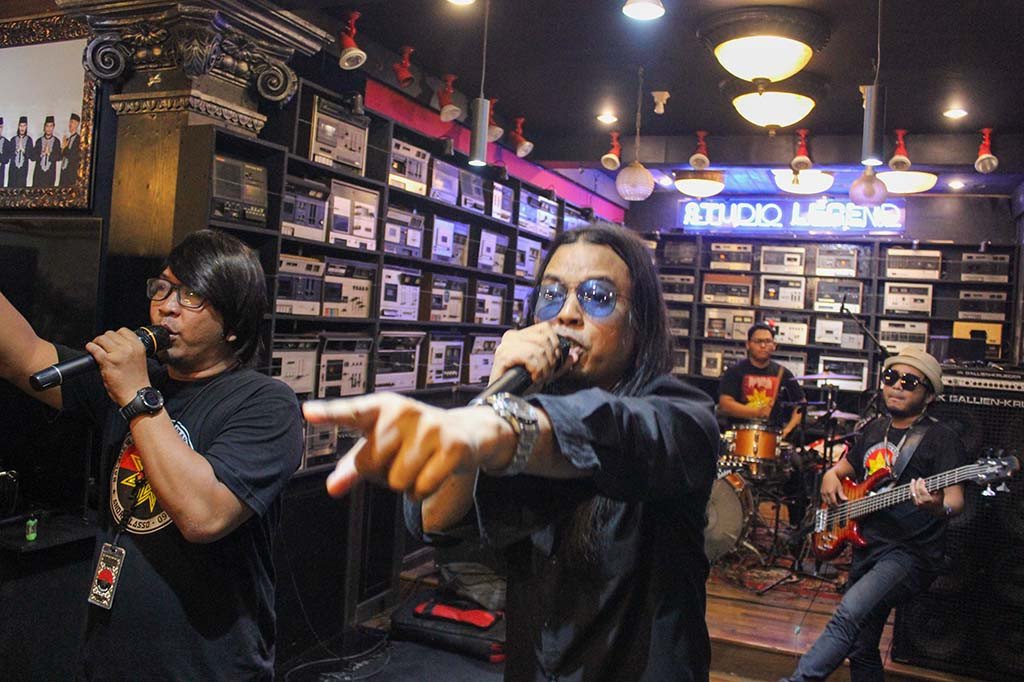 Setalah buka bersama, kegiatan dilanjutkan dengan live musik bersama Band Tribute Dewa 19 bernama BIR Band di Studio Legend Dewa 19, dengan membawakan sejumlah lagi-lagu milik Dewa 19.