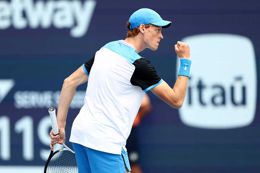 Petenis Italia Jannik Sinner melakukan selebrasi usai memastikan diri melaju ke final turnamen Miami Open, Jumat, 29 Maret 2024 waktu setempat.