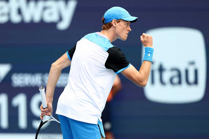 Petenis Italia Jannik Sinner melakukan selebrasi usai memastikan diri melaju ke final turnamen Miami Open, Jumat, 29 Maret 2024 waktu setempat.