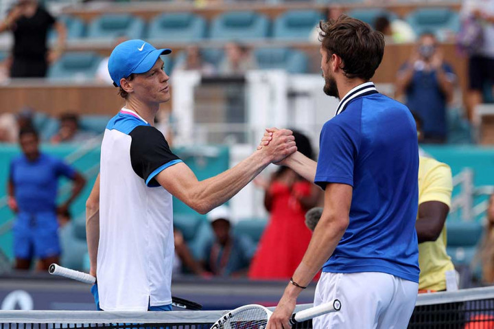 Sinner menghancurkan Daniil Medvedev di babak semifinal dua set langsung dengan skor 6-1, 6-2 hanya dalam 69 menit.