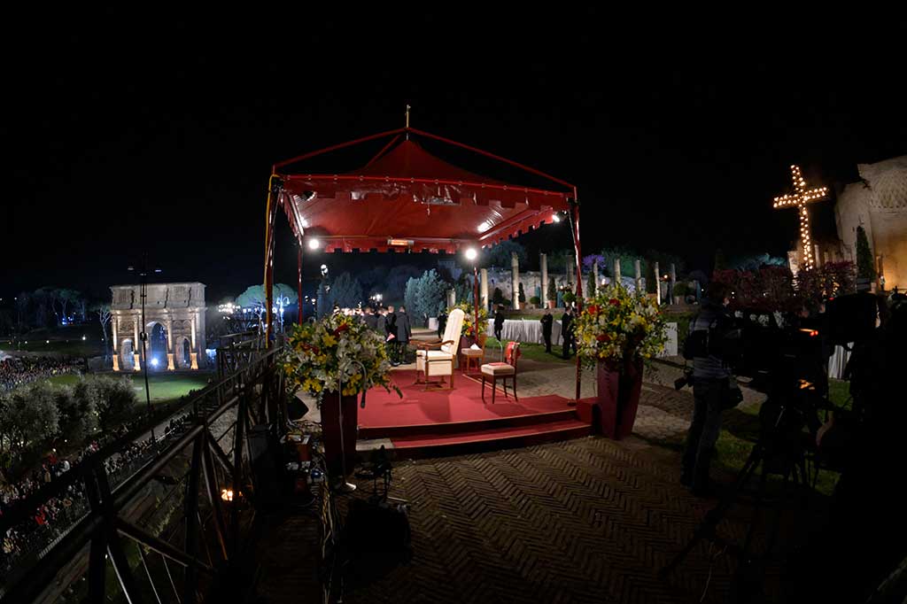 Kursi Paus Fransiskus terlihat kosong sebelum dimulainya Via Crucis (Jalan Salib) di depan Colosseum pada Jumat Agung, di Roma, Jumat, 29 Maret 2024 waktu setempat. 