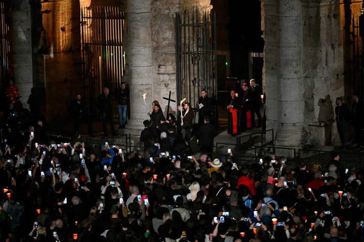 “Untuk menjaga kesehatannya menjelang misa besok dan misa Minggu Paskah, Paus Fransiskus malam ini akan mengikuti Jalan Salib di Colosseum dari Kediaman Santa Marta,” kata Vatikan dalam sebuah pernyataan.