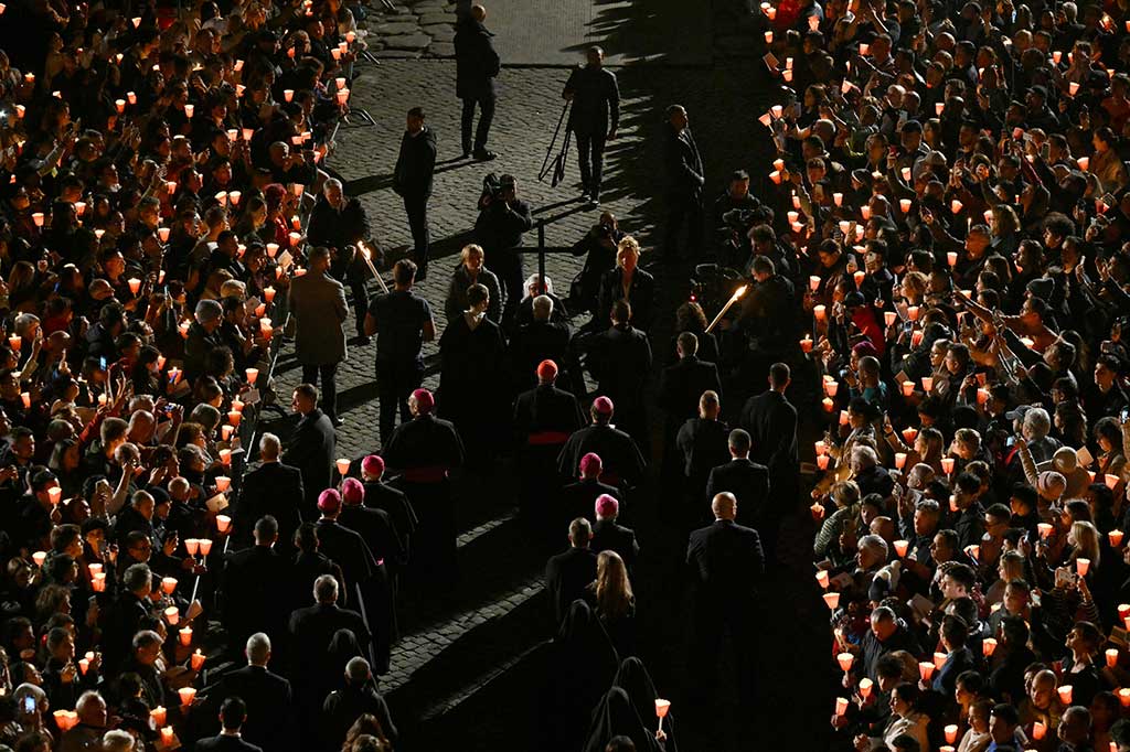 Ribuan orang hadir pada upacara Jumat malam, banyak di antara mereka memegang lilin di tangan, salah satu acara penting Pekan Suci menjelang Paskah.