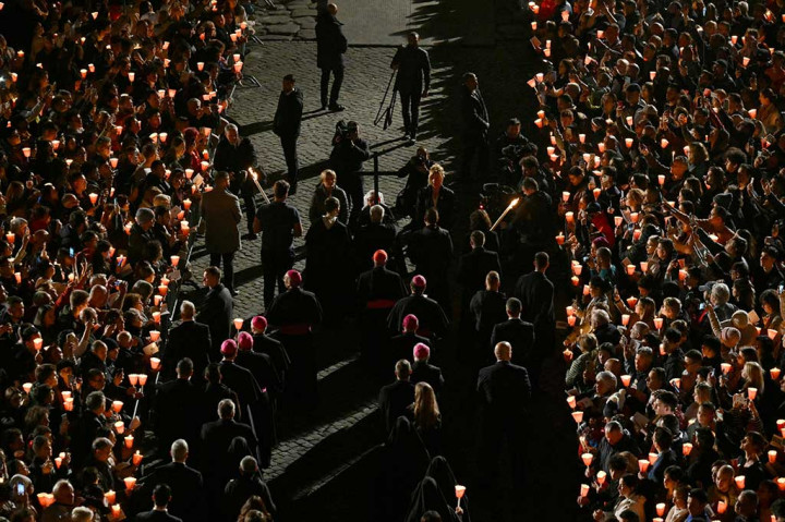 Ribuan orang hadir pada upacara Jumat malam, banyak di antara mereka memegang lilin di tangan, salah satu acara penting Pekan Suci menjelang Paskah.