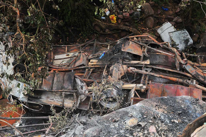 Menurut radio SABC, kecelakaan tersebut terjadi di jalur pegunungan Mmamatlakala antara Kota Mokopane dan Marken di wilayah Waterberg.