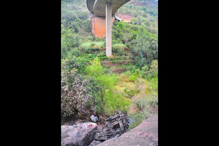Seorang gadis berusia delapan tahun yang menjadi korban selamat satu-satunya dalam insiden tersebut, dibawa ke rumah sakit, lapor SABC mengutip Menteri Transportasi Sindisiwe Chikunga.