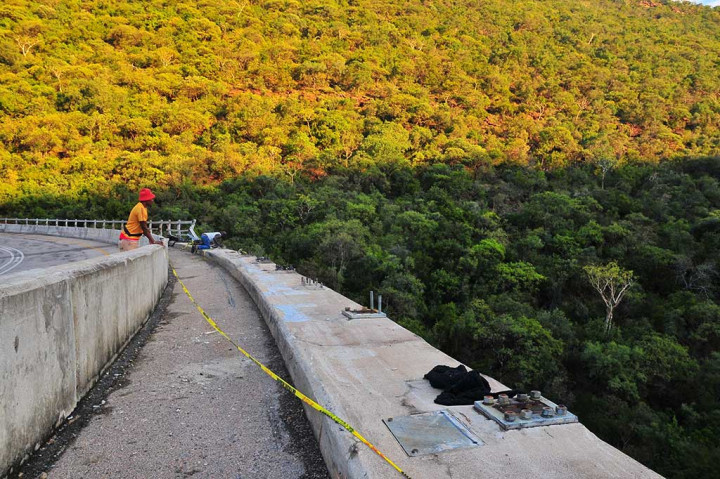 Seorang perempuan lainnya yang mengalami luka parah, meninggal dalam perjalanan menuju rumah sakit.