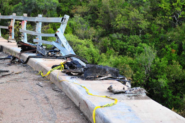 “Diduga pengemudi kehilangan kendali, menabrak pembatas di jembatan sehingga menyebabkan bus terjun dari jembatan dan menghantam tanah berbatu di jurang, hingga terbakar,” kata Kementerian Trasportasi. 