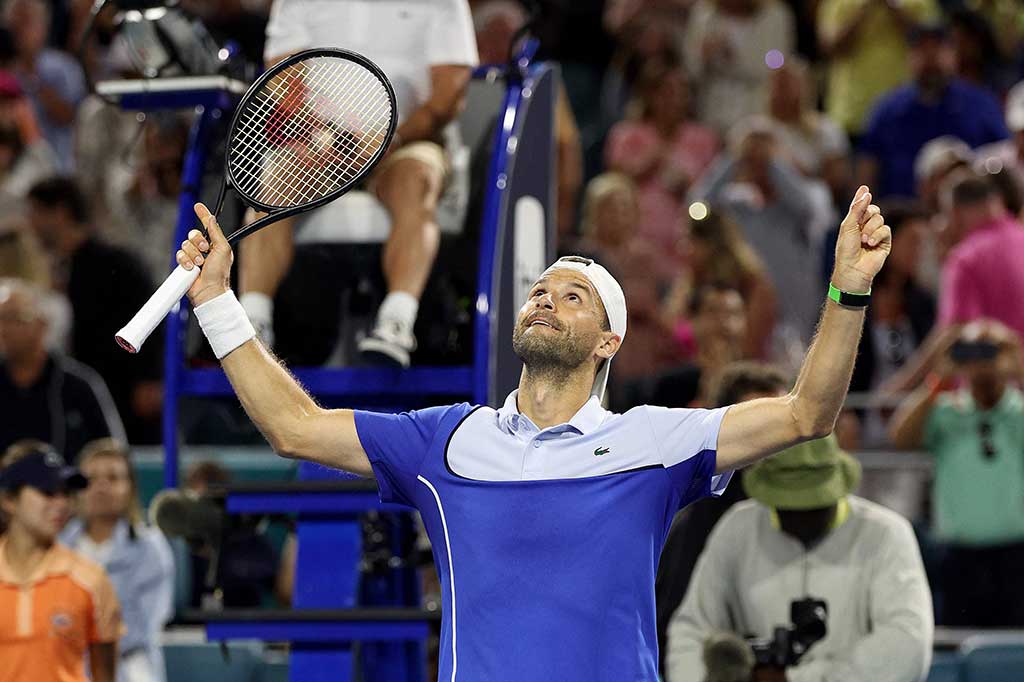 Petenis Bulgaria Grigor Dimitrov mencapai final seri Masters 1000 ketiganya setelah mengalahkan unggulan keempat Alexander Zverev 6-4, 6-7(4/7), 6-4, Sabtu, 30 Maret 2024 WIB. 