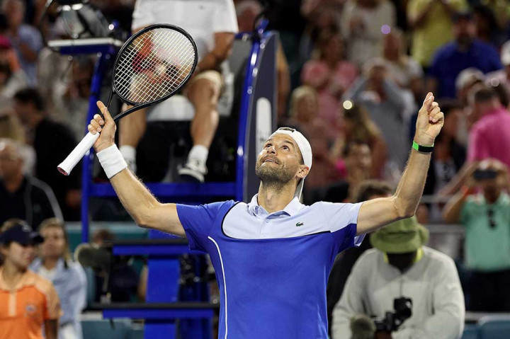Petenis Bulgaria Grigor Dimitrov mencapai final seri Masters 1000 ketiganya setelah mengalahkan unggulan keempat Alexander Zverev 6-4, 6-7(4/7), 6-4, Sabtu, 30 Maret 2024 WIB. 