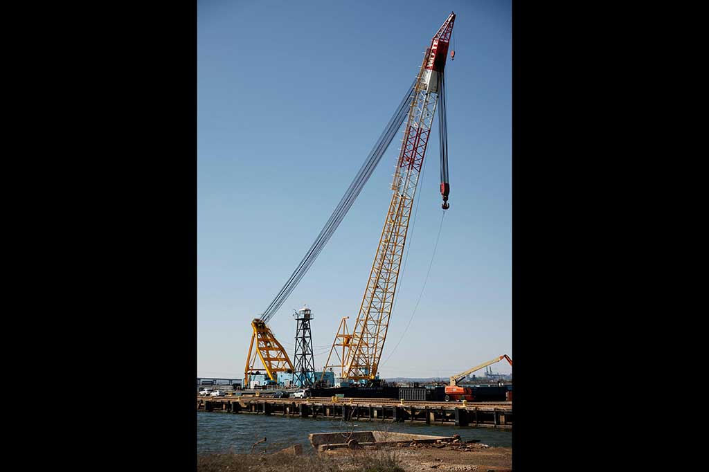 Derek terbesar di Pesisir Timur AS, Jumat, 29 Maret 2024 waktu setempat, bersiap memulai pekerjaan penyelamatan untuk membersihkan pelabuhan Baltimore setelah sebuah kapal kargo menabrak jembatan besar dan kemudian runtuh.