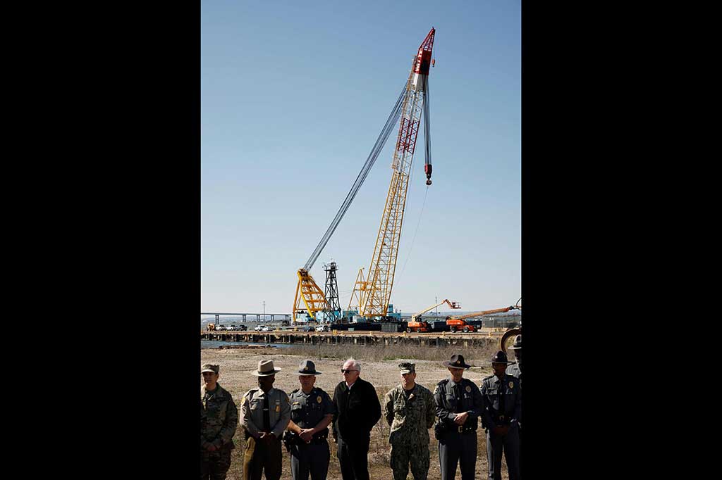 Lalu lintas kapal yang melewati Pelabuhan Baltimore yang sibuk telah ditangguhkan tanpa batas waktu sejak kecelakaan itu meruntuhkan Jembatan Francis Scott Key dengan kecepatan yang mencengangkan, merenggut nyawa enam pekerja yang tengah melakukan lubang di jembatan.