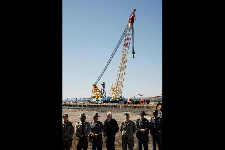 Lalu lintas kapal yang melewati Pelabuhan Baltimore yang sibuk telah ditangguhkan tanpa batas waktu sejak kecelakaan itu meruntuhkan Jembatan Francis Scott Key dengan kecepatan yang mencengangkan, merenggut nyawa enam pekerja yang tengah melakukan lubang di jembatan.
