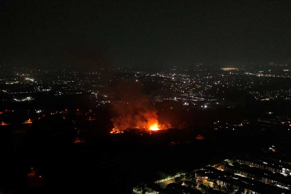 Saat kejadian, anggota TNI yang bertugas pun langsung memberi tahu warga sekitar agar tidak panik. Jika menemukan selongsong peluru, segera melapor. 
