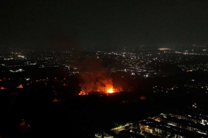 Saat kejadian, anggota TNI yang bertugas pun langsung memberi tahu warga sekitar agar tidak panik. Jika menemukan selongsong peluru, segera melapor. 