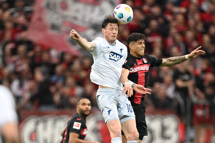 Meski terus menyerang, Leverkusen malah kebobolan duluan. Hoffenheim memecah kebuntuan lebih dulu pada menit ke-33 setelah Maximilian Beier menguasai umpan Wout Weghorst dan memperdaya Lukas Hradecky.