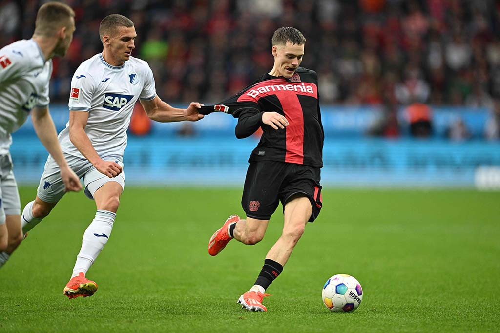 Bayer Leverkusen berhasil mengamankan tiga angka ketika menjamu Hoffenheim dalam lanjutan Bundesliga yang digelar Sabtu, 30 Maret 2024. Leverkusen menang tipis 2-1 atas Hoffenheim.