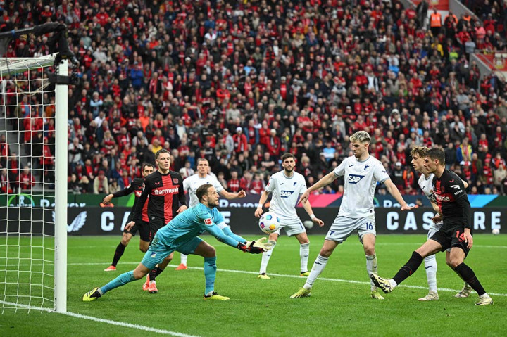 Memasuki babak kedua, Leverkusen terus mendominasi jalannya laga. Namun, mereka kesulitan membongkar rapatnya pertahanan Hoffenheim.