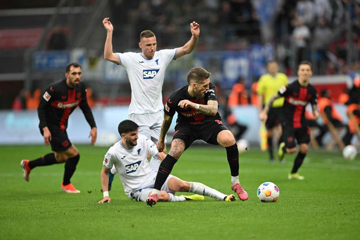 Kebobolan membuat Leverkusen bermain lebih agresif. Namun rapatnya pertahanan Hoffenheim membuat skor 0-1 untuk keunggulan Hoffenheim bertahan hingga turun minum.