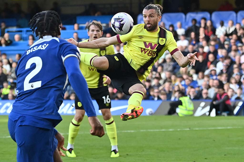 Namun keunggulan Chelsea hanya bertahan tiga menit. Burnley menyamakan kedudukan setelah Dara O'Shea menanduk umpan sepak pojok Cullen. Pendukung Chelsea sempat was-was pada menit ke-88 setelah Jay Rodriguez berhasil lepas dari kawalan dan menanduk umpan sepak pojok Josh Cullen. Untungnya sundulan Rodriguez hanya membentur misatar dan skor 2-2 bertahan hingga bubaran.