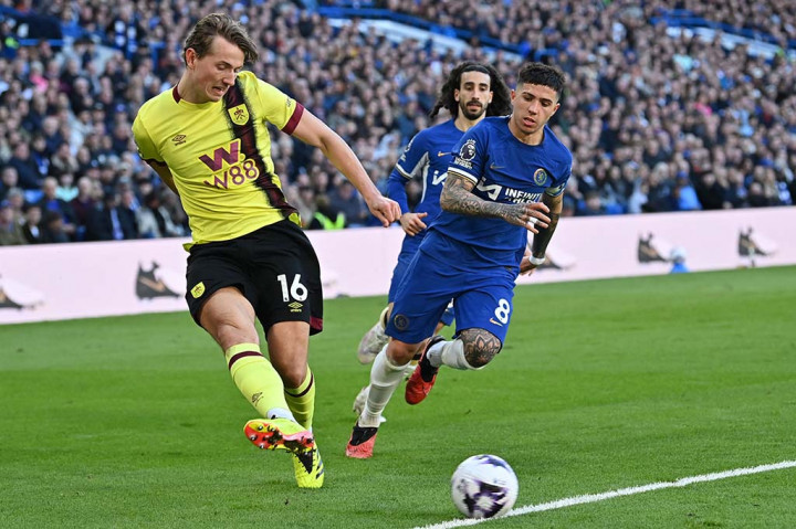 Chelsea harus puas berbagi angka dengan Burnley ketika keduanya bertemu dalam lanjutan Premier League yang digelar Sabtu, 30 Maret 2024. The Blues diimbangi The Clarets dengan skor 2-2.