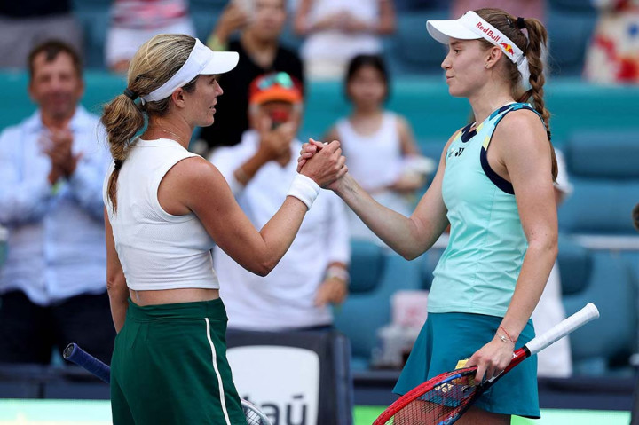 Petenis Amerika Danielle Collins memanfaatkan peluang untuk memenangi gelar Miami Open, Sabtu waktu setempat atau Minggu, 31 Maret 2024 WIB, mengalahkan Elena Rybakina asal Kazakhstan 7-5, 6-3 untuk mengklaim gelar WTA 1000 pertamanya di musim terakhirnya dalam tur tersebut.