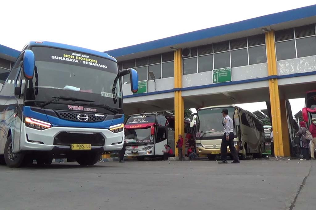 Terminal Bus Purabaya merupakan salah satu terminal tersibuk di Indonesia terutama saat arus mudik dan balik lebaran. Saat hari biasa ada sekitar 22 ribu penumpang yang berangkat ataupun tiba di terminal ini.