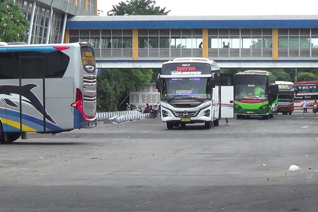 Sekitar 2.500 armada bus akan dioperasikan untuk melayani arus mudik Lebaran 2024 melalui Terminal Purabaya Kabupaten Sidoarjo.