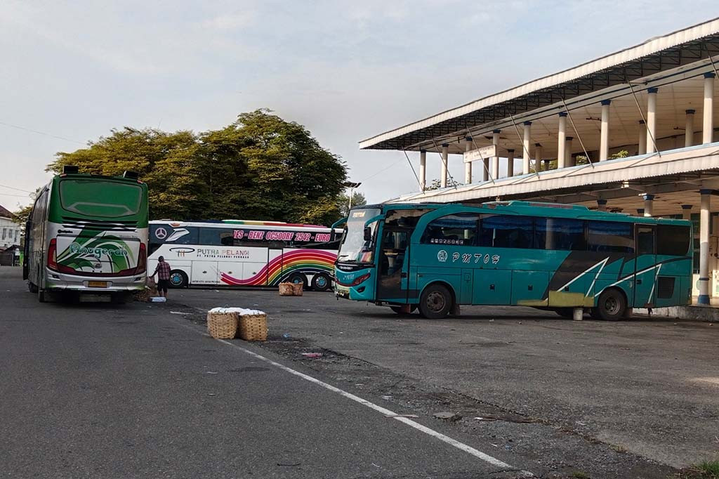 Amatan Media Indonesia, Minggu, 31 Maret 2024 di terminal tipe B Kota Sigli, Ibukota Kabupaten Pidie misalnya, tidak ada gelombang penumpang pulang atau bepergian jauh. Untuk penumpang pulang dari luar Aceh seperti Provinsi Sumatera Utara, Sumatera Barat, Riau, Bengkulu, Palembang dan Lampung masih sepi.