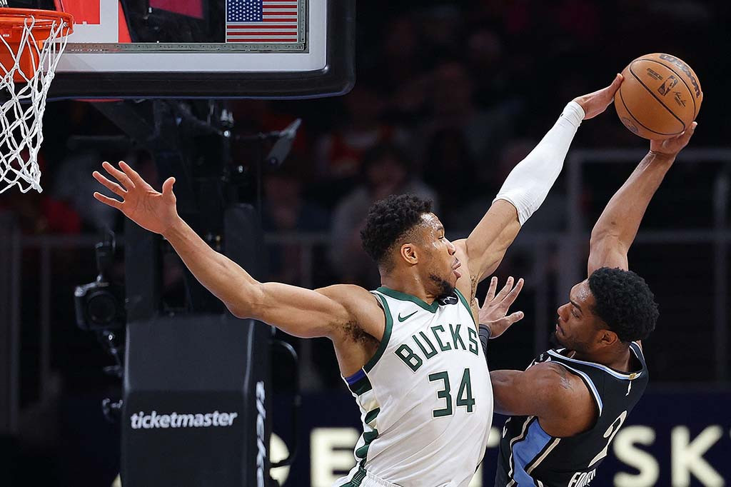 Hawks kembali kehilangan penyerang Onyeka Okongwu yang cedera (keseleo jempol kaki kiri) dan Jalen Johnson (pergelangan kaki kanan), sehingga mempersulit tantangan yang sudah sulit untuk mengawal permainan
Antetokounmpo.
