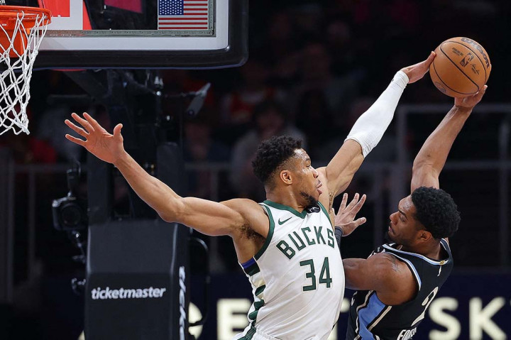 Hawks kembali kehilangan penyerang Onyeka Okongwu yang cedera (keseleo jempol kaki kiri) dan Jalen Johnson (pergelangan kaki kanan), sehingga mempersulit tantangan yang sudah sulit untuk mengawal permainan
Antetokounmpo.