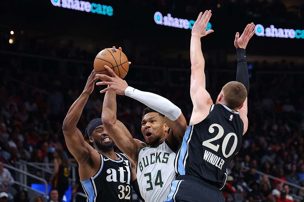 Khris Middleton mencetak 21 poin saat Bucks menghentikan dua kekalahan beruntun dan bermain tanpa peraih gelar Tripoin Kontes 2024 Damian Lillard yang absen karena alasan pribadi.