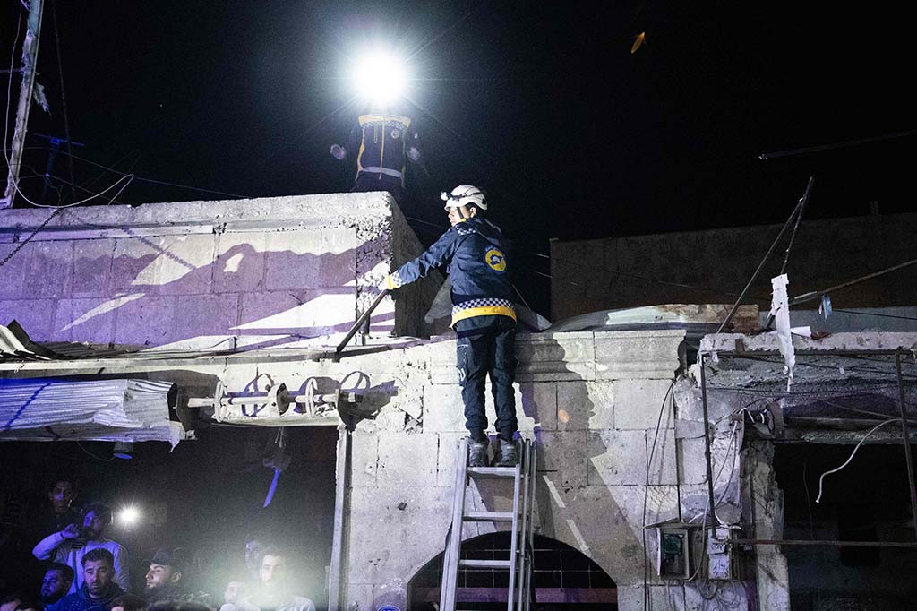 Observatorium yang berbasis di Inggris, yang memiliki jaringan sumber di Suriah, mengatakan ledakan itu menyebabkan 'kerusakan besar' dan memicu kebakaran, dan menambahkan bahwa ambulans dan petugas penyelamat berada di lokasi kejadian.