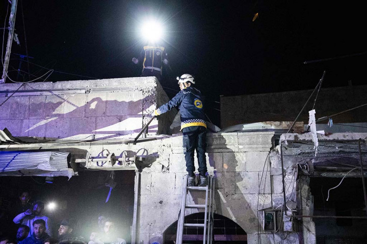 Observatorium yang berbasis di Inggris, yang memiliki jaringan sumber di Suriah, mengatakan ledakan itu menyebabkan 'kerusakan besar' dan memicu kebakaran, dan menambahkan bahwa ambulans dan petugas penyelamat berada di lokasi kejadian.