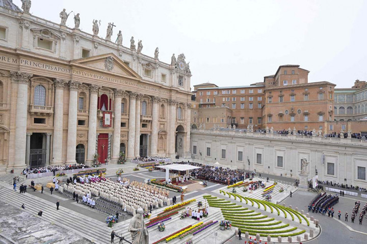 Paus Fransiskus pada hari Minggu, 31 Maret 2024 memberikan Misa Paskah bersama puluhan ribu umat Katolik di Lapangan Santo Petrus di Kota Vatikan sebelum pemberkatan tradisionalnya, di tengah kekhawatiran atas kesehatannya.
