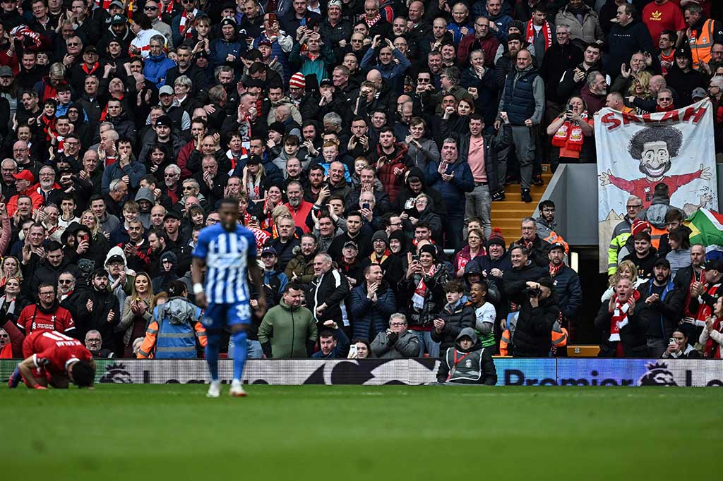 Tim tuan rumah akhirnya bisa berbalik unggul pada menit ke-65. Mendapat umpan terobosan dari Mac Allister, Mohamed Salah kemudian mengarahkan bola ke pojok kiri bawah gawang Brighton untuk mengubah skor menjadi 2-1.