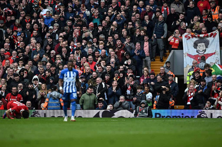 Tim tuan rumah akhirnya bisa berbalik unggul pada menit ke-65. Mendapat umpan terobosan dari Mac Allister, Mohamed Salah kemudian mengarahkan bola ke pojok kiri bawah gawang Brighton untuk mengubah skor menjadi 2-1.