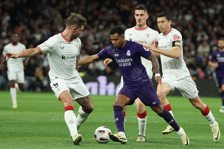 Real Madrid mencetak gol pembuka cukup cepat saat laga baru berjalan delapan menit. Usai menerima umpan lambung dari Brahim Diaz, Rodrygo menggiring bola ke tepi kotak penalti sebelum melepas tendangan keras akurat yang gagal dihentikan oleh kiper Julen Agirrezabala. Skor menjadi 1-0.