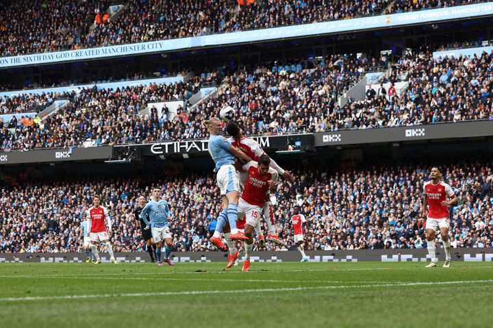 Manchester City hanya bisa bermain imbang ketika menjamu Arsenal dalam lanjutan Premier League yang digelar Minggu, 31 Maret 2024. The Sky Blues ditahan imbang The Gunners dengan skor 0-0.