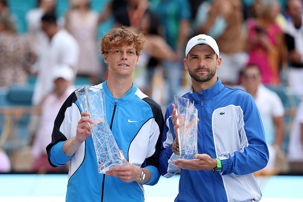 Sinner menyelesaikan musim lapangan keras dengan performa terbaiknya, setelah memenangi 25 dari 26 pertandingan terakhirnya, satu-satunya kekalahan terjadi saat berhadapan dengan Alcaraz di semifinal Indian Wells.