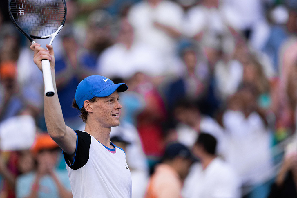 Petenis Italia Jannik Sinner memenangi gelar ATP Miami Open Masters 1000 dengan kemenangan dominan 6-3, 6-1 atas petenis Bulgaria Grigor Dimitrov, Minggu waktu setempat atau Senin, 1 April 2024 WIB.