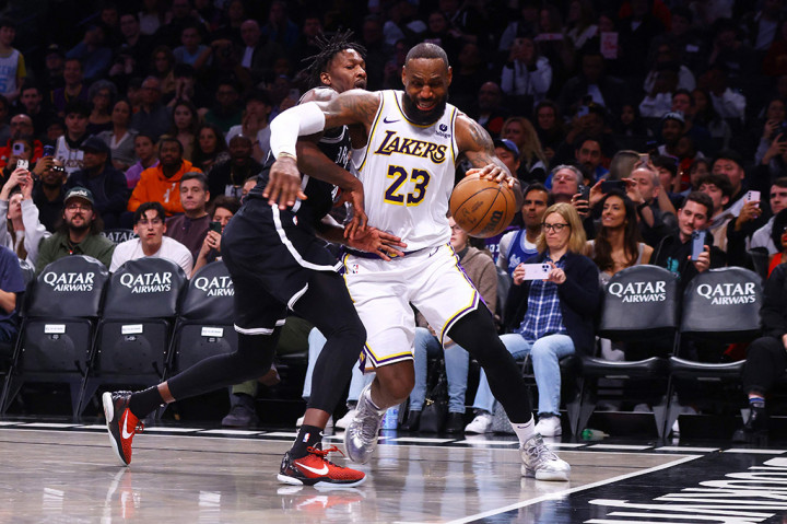 James, yang empat kali menjadi Pemain Paling Berharga NBA dan pemain aktif tertua di NBA pada usia 39 tahun, membuat 13 dari 17 tembakan dari lapangan secara keseluruhan dan menambahkan tujuh rebound dan lima assist dalam upaya yang membuat penggemar Brooklyn memberinya tepuk tangan meriah.