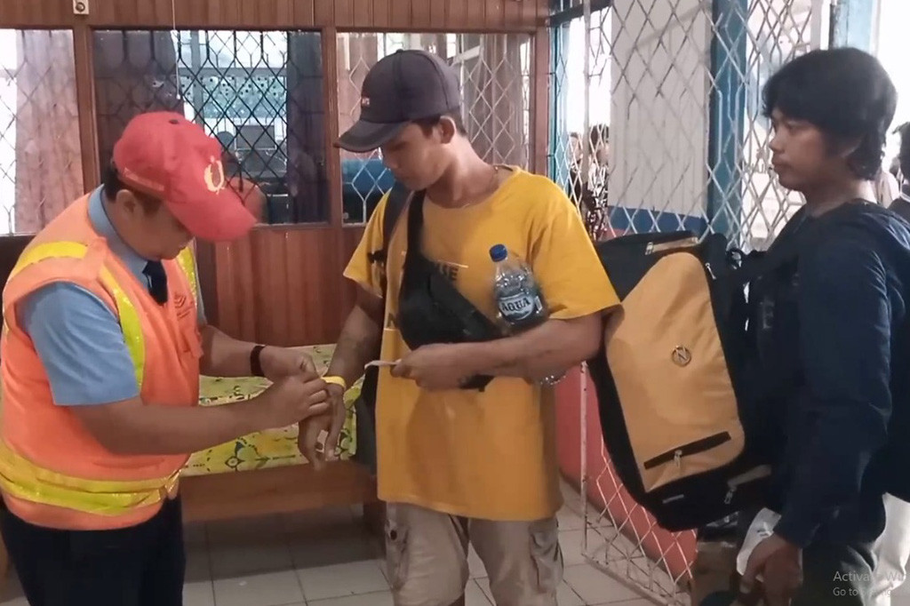 Sejak sepekan, Pelabuhan Sampit ramai didatangi pemudik. Pemudik yang merupakan peratau dari pulau Jawa dan rata-rata bekerja diperkebunan kelapa sawit ini, memanfaatkan angkutan jalur laut dengan menggunakan kapal penumpang, baik kapal milik PT DLU maupun kapal milik PT Pelni, sesuai jadwal keberangkatan.