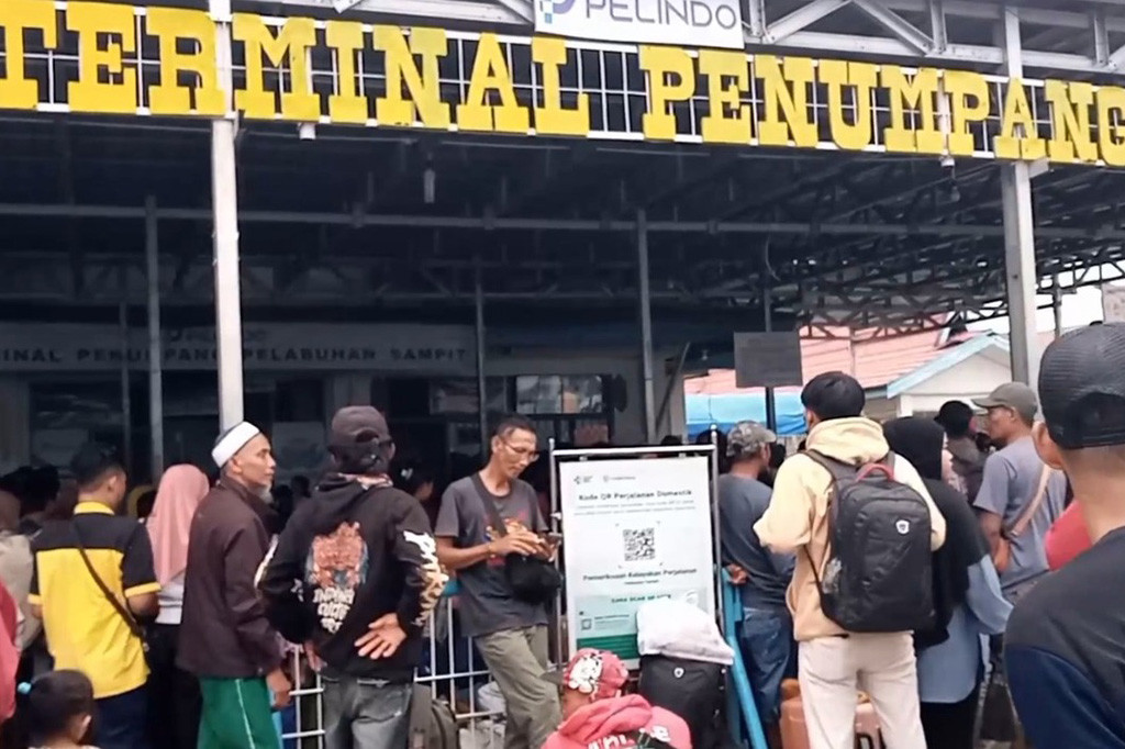 Jelang lebaran, pelabuhan Sampit, Kabupaten Kotawaringin Timur, Kalimantan Tengah, ramai pemudik. Pemudik asal Pulau Jawa yang rata-rata pekerja perkebunan ini terus berdatangan sejak sepekan yang lalu. Demi kelancaran arus mudik melalui pelabuhan Sampit, Kesyahbandaran dan Otoritas Pelabuhan (KSOP) Sampit mendirikan Posko Mudik Angkutan Laut Lebaran di halaman Pelindo III Sampit, Senin, 1 April 2024.