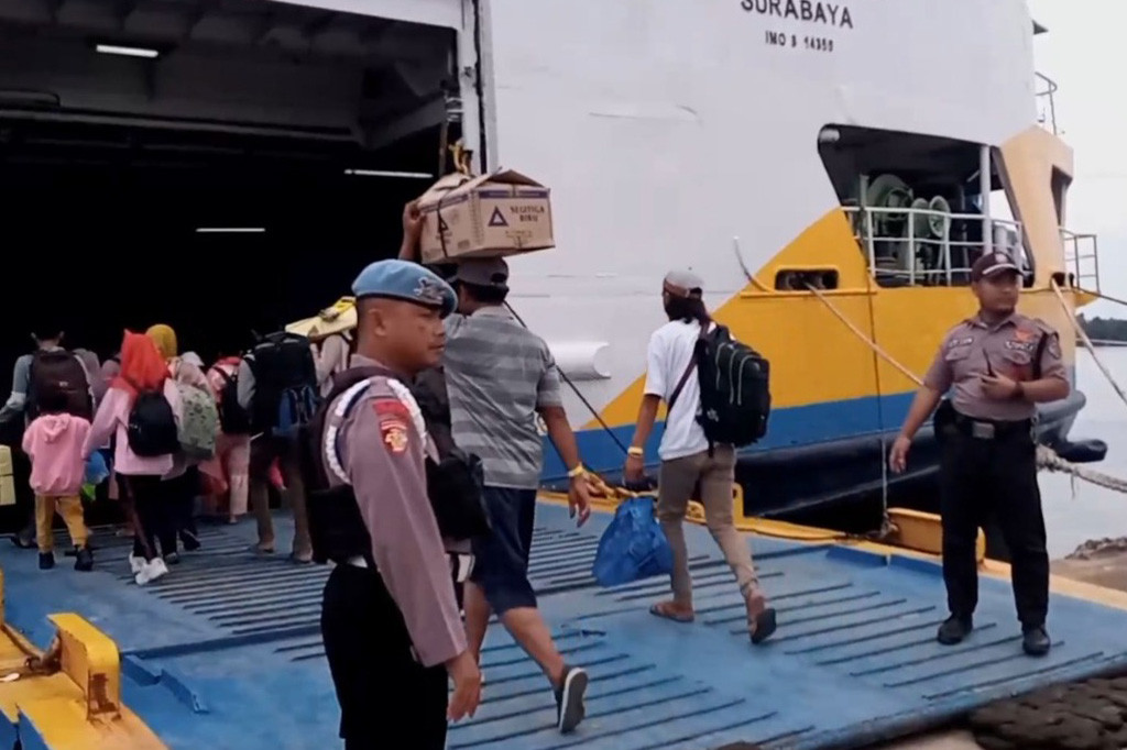 Ramainya pemudik menggunakan angkutan laut melalui pelabuhan Sampit, Kesyahbandaran dan Otoritas Pelabuhan (KSOP) Sampit, bersama stakeholder yang lain, mendirikan Posko Angkutan laut lebaran dihalaman PT Pelindo III Sampit.