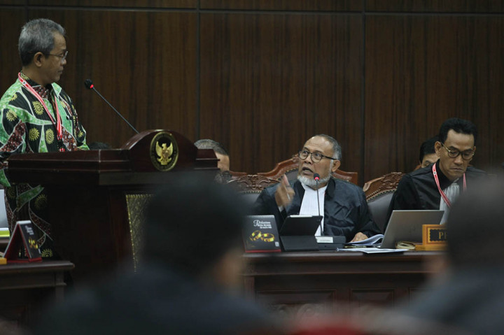 Komisi Pemilihan Umum (KPU) dinilai melanggar prinsip kepastian hukum meloloskan Gibran Rakabuming Raka pada tahapan Pemilihan Presiden (Pilpres) 2024. Hal ini disampaikan Bambang Eka Cahya selaku ahli dari kubu pasangan capres dan cawapres Pilpres 2024, Anies Baswedan dan Muhaimin Iskandar (AMIN).