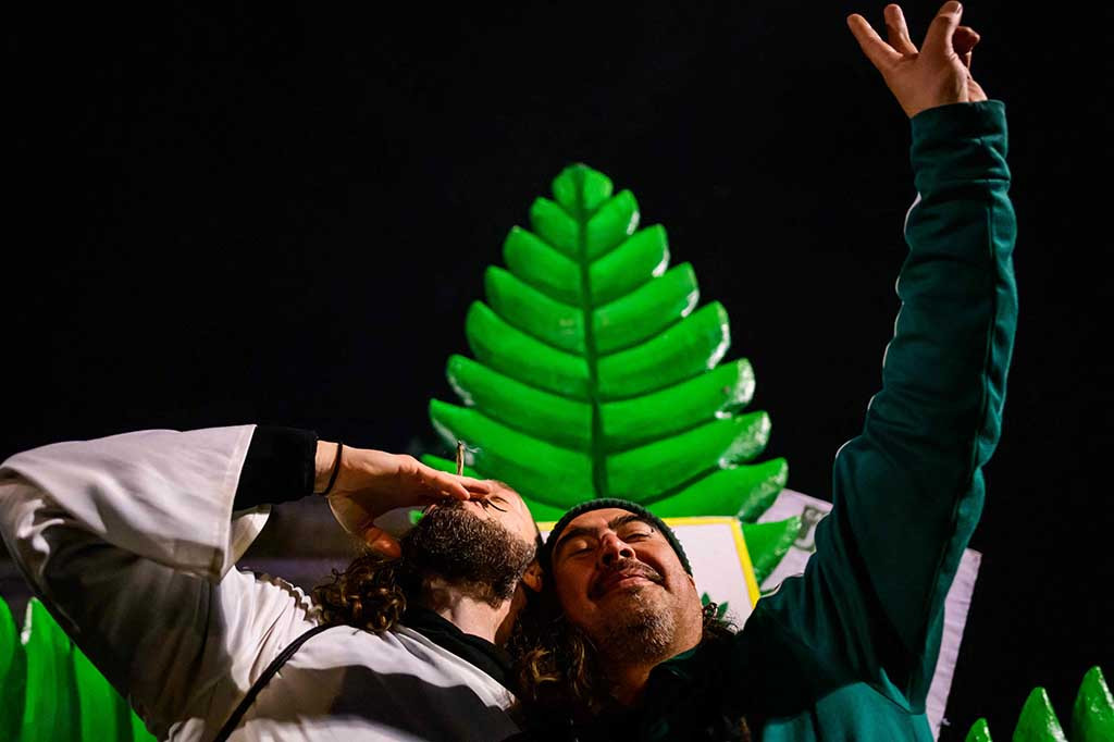 Belanda, yang terkenal dengan sikapnya yang permisif terhadap narkoba, dalam beberapa tahun terakhir telah mengambil pendekatan yang lebih ketat untuk melawan pariwisata ganja.